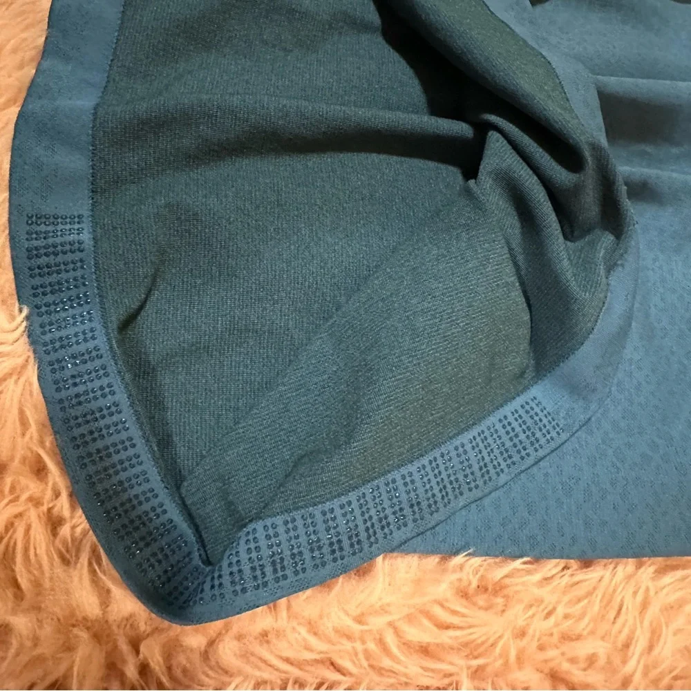 Bundle of 2 Subtle Patterned Large Athleta Momentum Tops in Burgundy & Teal - Picture 8 of 12